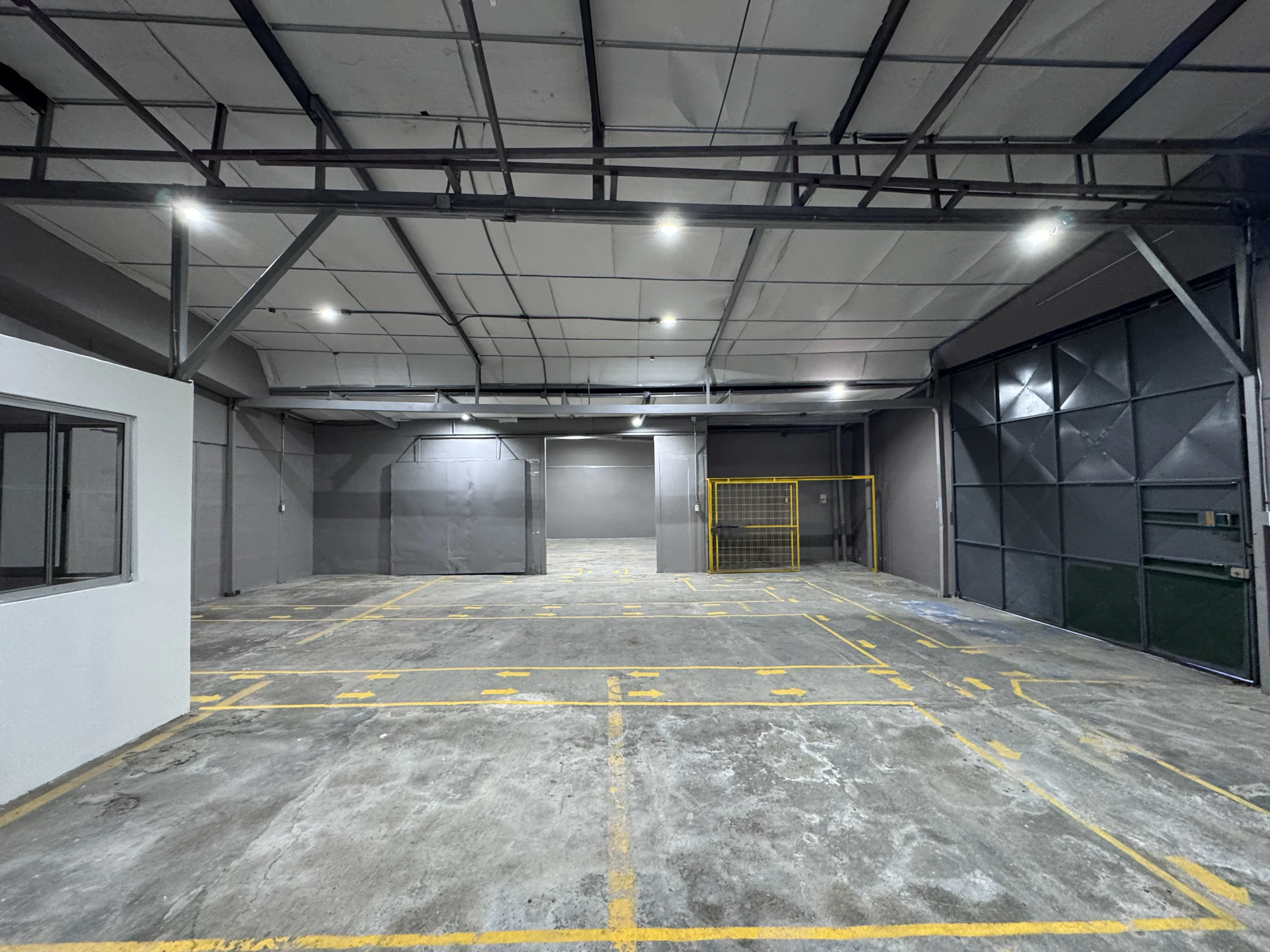 Portón interno de bodega y entrada peatonal principal dentro de Colima 51