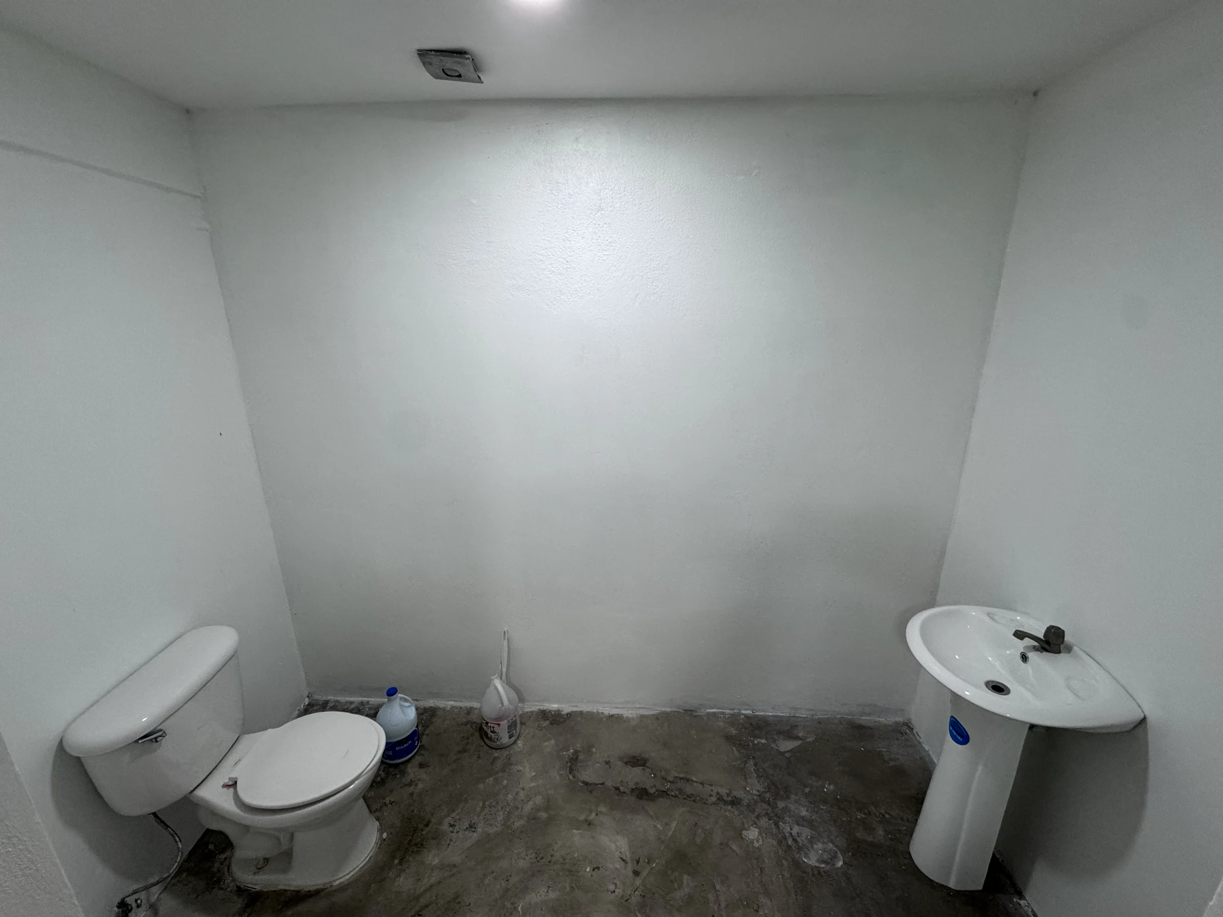 Interior del baño accesible y ventilado de la bodega Colima 51